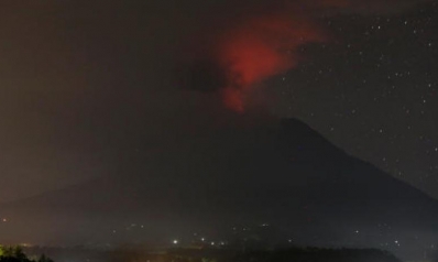 بركان جزيرة بالي الإندنوسية ينفث رماده بارتفاع 3 ألاف متر
