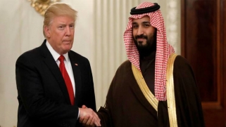 “واشنطن بوست”: ترامب جزء من اللعبة الخطيرة التي تجري في السعودية