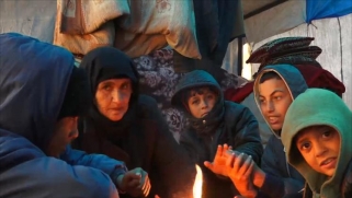 أطفال سوريا يفرون من لهيب الحرب لزمهرير الشتاء