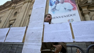 تشيلي تتعهد بضمان سلامة البابا رغم هجمات على كنائس