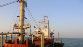 وصول رافعات إلى ميناء الحديدة اليمني لدعم المساعدات