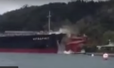 سفينة متوجهة من روسيا إلى السعودية تصطدم بمبنى تاريخي في إسطنبول