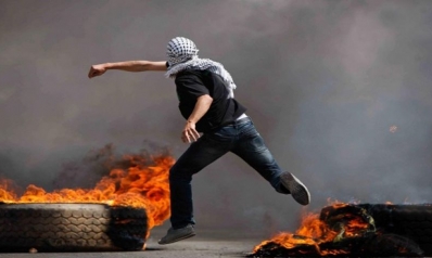 «الكاوتشوك الفلسطيني» … وضوح الرؤية وسط الدخان