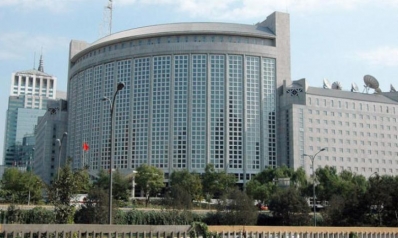 بكين تبرر رسومها الانتقامية بـ«تعويض الخسائر»… وواشنطن تتهمها بـ«تشويه الأسواق»