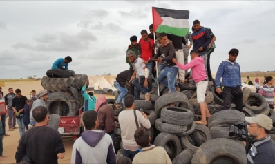 جمعة “الكاوتشوك” بغزة ودعوات دولية لضبط النفس