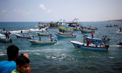 الفلسطينيون يسيرون أول سفينة تبحر من غزة لكسر الحصار الإسرائيلي الفلسطينيون يسيرون أول سفينة تبحر من غزة لكسر الحصار الإسرائيلي