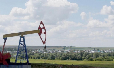 النفط يحوم حول 80 دولاراً مع توقع تحرك «أوبك»
