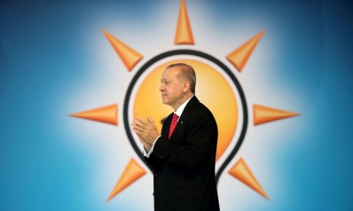 أردوغان يتهم الغرب بالتلاعب بالليرة قبل الانتخابات، ويلجأ إلى الغرب لإنقاذها