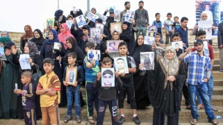 عراقيات في الموصل يؤجلن فرحة العيد انتظارا لعودة ذويهم المفقودين