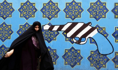 إيران تناور لسحب أموالها من الخارج استباقا للعقوبات