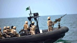 التحالف العربي يحبط “عملا إرهابيا” بزورق مفخخ في البحر الأحمر