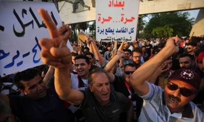 ساسة العراق يتفادون تبعات الأزمة بعرض أنفسهم كقوى تفكير في حلّها