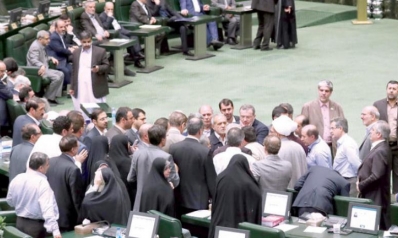 إيران «تتحدى» العقوبات … وضربة لروحاني في البرلمان