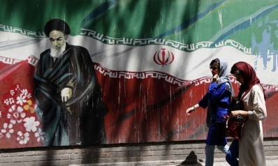 التعنت الإيراني يفاقم أزمة البلاد سياسيا ويغرقها اقتصاديا