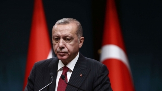 الأزمة الاقتصادية تحاصر اردوغان مع تهاوي الليرة التركية