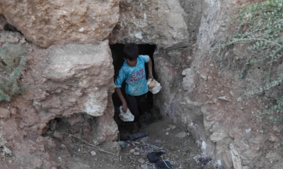 سكان إدلب يحتمون تحت الأرض هربا من الموت