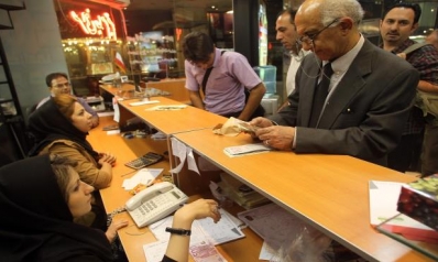 انفلات الدولار يقفز بأسعار السلع في إيران … وإجراءات حكومية لكبح التداعيات انفلات الدولار يقفز بأسعار السلع في إيران … وإجراءات حكومية لكبح التداعيات