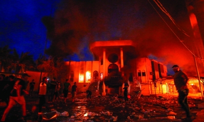 حرق القنصلية الإيرانية في البصرة وقصف «المنطقة الخضراء» في بغداد