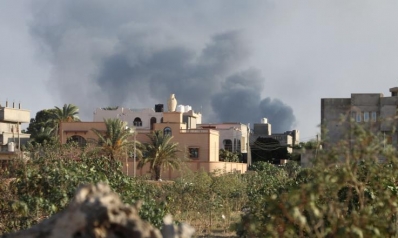 المواجهات بالعاصمة الليبية تحاصر مدنيين وتصيب خزان وقود
