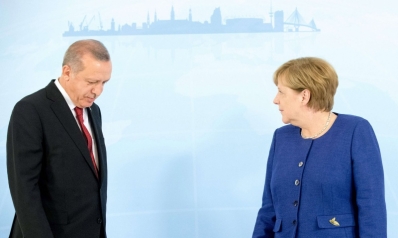 ميركل أمام معضلة مدّ يد العون لأردوغان أو سحبها