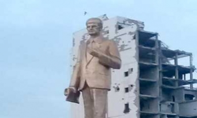 «إعادة الإعمار» السوري: تماثيل للأسد تزيّن مدنا مدمرة!