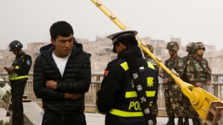 واتساب والبكاء وعدم التدخين قد تدخلك معتقلات الصين