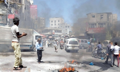 المستفيدون من أزمة العملة اليمنية ينفخون جمرة الغضب الشعبي