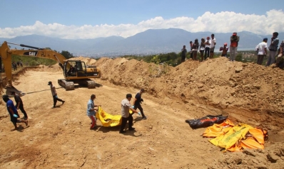 إندونيسيا.. مقابر جماعية لضحايا الزلزال والتسونامي
