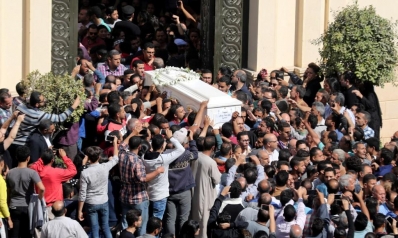 مصر.. آلاف الأقباط يشيعون ضحايا هجوم المنيا