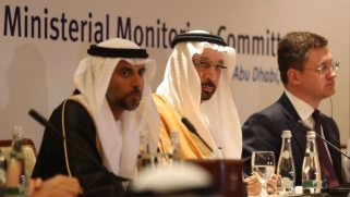 الرياض تناور بنصف مليون برميل للحفاظ على استقرار سوق النفط