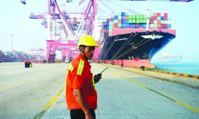 ترامب يبدي مرونة مع الصين ونائبه يصعد