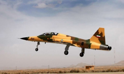 إيران تسوّق لقدراتها الجوية بطائرة “كوثر” تقليدية الصنع