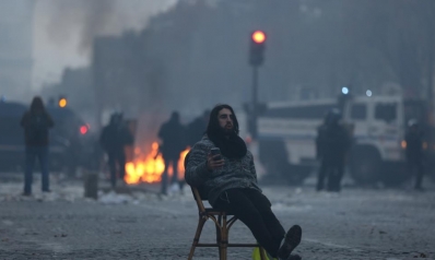“ماكرون هرب” و”غلطوني”.. كيف سخر التونسيون من احتجاجات باريس؟