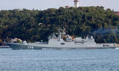 سفن روسية تفتح النار على أخرى أوكرانية وتحتجزها