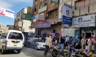 موظفو اليمن.. سفر ومخاطر للحصول على راتب زهيد
