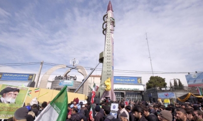 إيران تتعهد بتطوير برنامجها الصاروخي إيران تتعهد بتطوير برنامجها الصاروخي