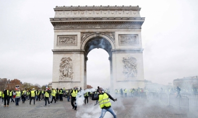 إيمانويل ماكرون يغامر بمستقبله السياسي ويواصل تحدّي المحتجين إيمانويل ماكرون يغامر بمستقبله السياسي ويواصل تحدّي المحتجين