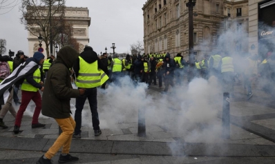 غاز ومدرعات واعتقالات.. السلطات الفرنسية تجابه “السترات الصفراء” بالقوة