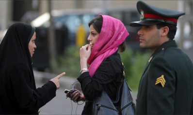 قصة الحجاب في إيران.. إرث الشاه وشرطة العمائم
