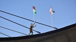 إنزال العلم الكردي في كركوك تزامناً مع وصول قيادات عسكرية