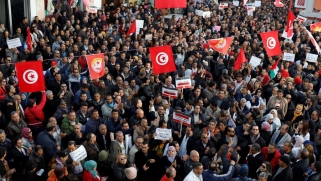 منهكة بالتحديات.. ثورة تونس تطوي عامها الثامن