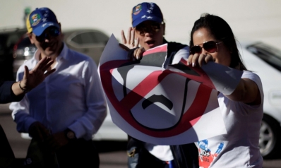 انقلاب فنزويلا: واشنطن تدعم وموسكو تحذر والاتحاد الأوروبي يراقب