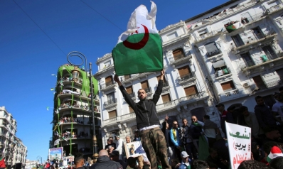 ضغوط النقابات والجيش تدفع السلطات الجزائرية إلى البحث عن خطة بديلة