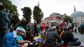 أردوغان يتعهد بتحويل آيا صوفيا إلى مسجد
