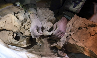 جثث بلا رؤوس في مقبرة جماعية بآخر معاقل داعش بسوريا