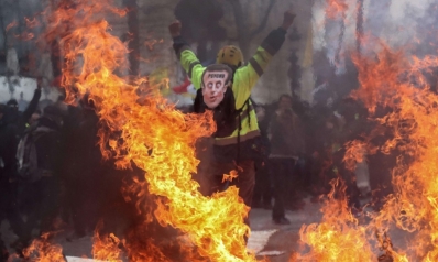تصعيد السترات الصفراء يعطي زخما جديدا للمظاهرات في فرنسا