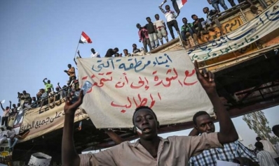 “العسكري” السوداني.. بين جزرة أمريكية وعصا أوروبية- أفريقية