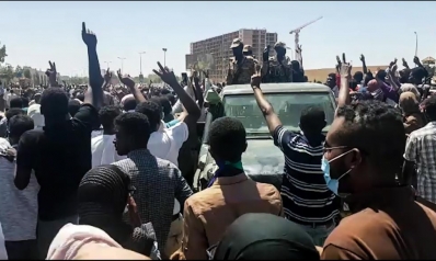 ترقب البيان الأول.. الجيش السوداني يطيح بالبشير ويعتقل مساعديه