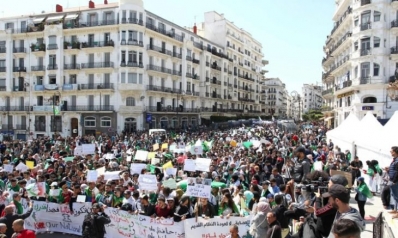 الجزائريون يتظاهرون للجمعة التاسعة للمطالبة برحيل النظام