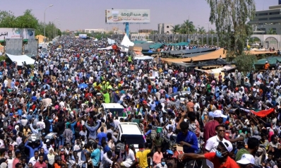 فرح في الشارع السوداني بعد تنحي بن عوف